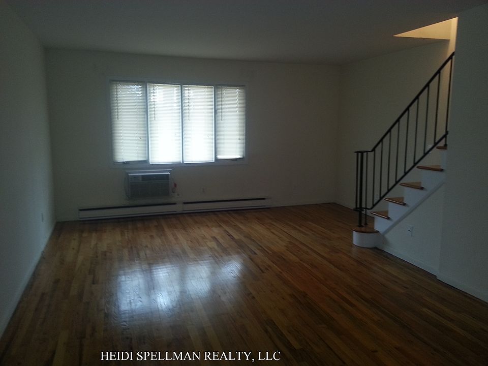 1st image of 141A Manorhaven Blvd