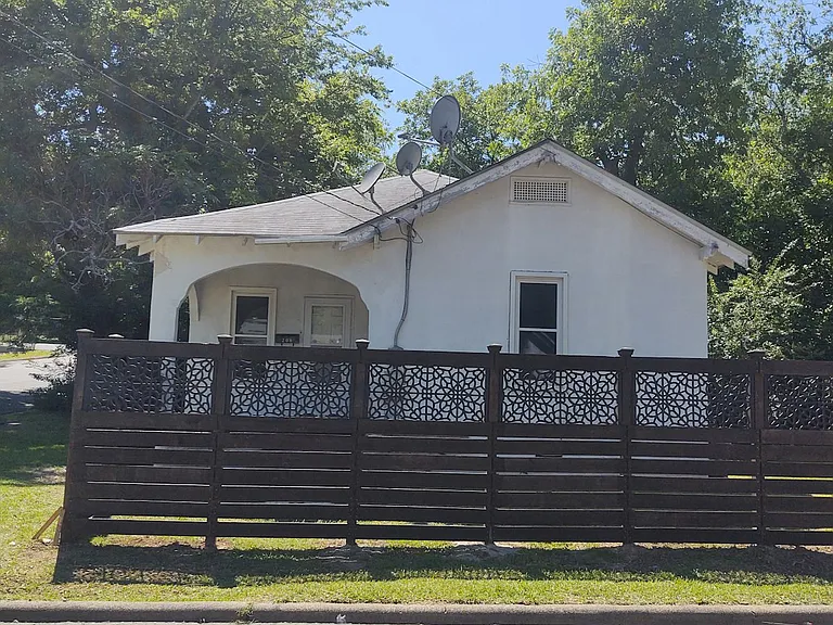 208 Linwood Ave — Photo 1
