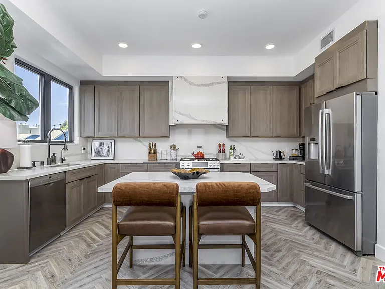 137 N Doheny Dr #4 — Photo 11