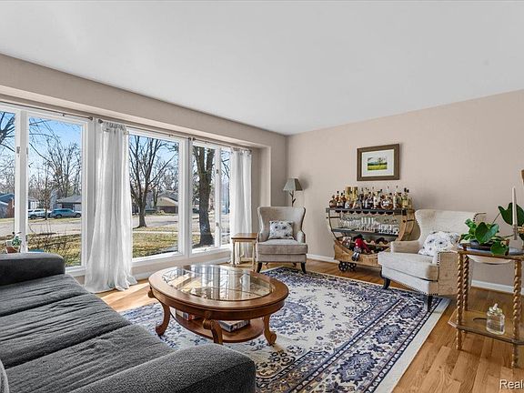 4th image of 1003 Hemlock Dr