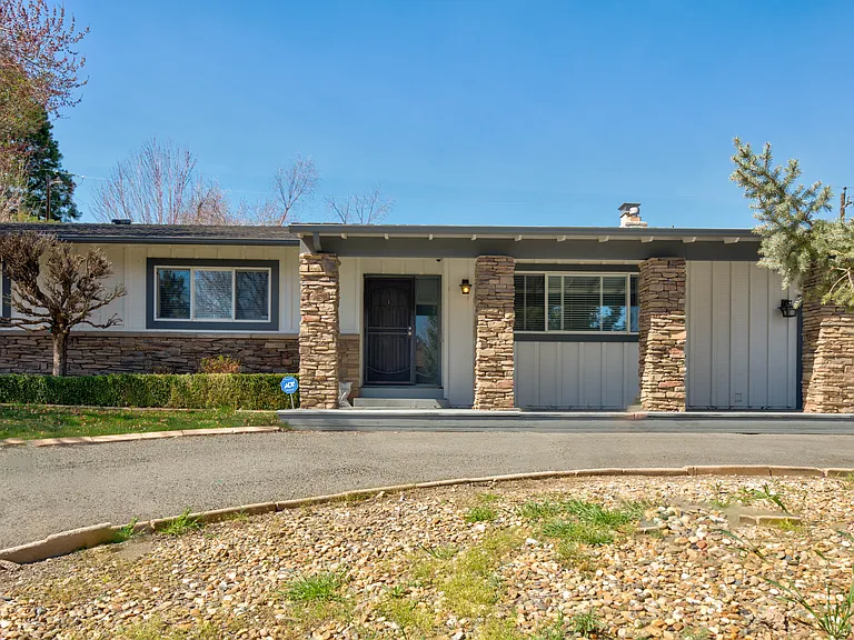 12310 S Hills Dr — Photo 2