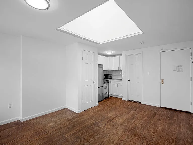 323 W 4th St #5D — Photo 3