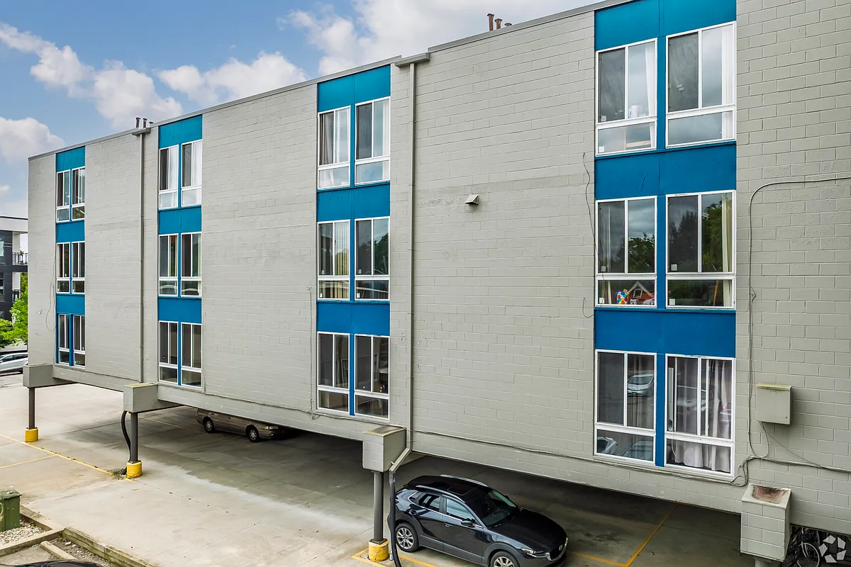 Building Photo - 121 E Hoover Ave #4