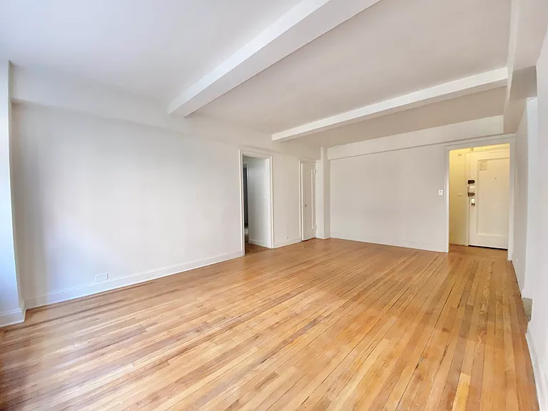 328 E 43rd St #501 — Photo 3