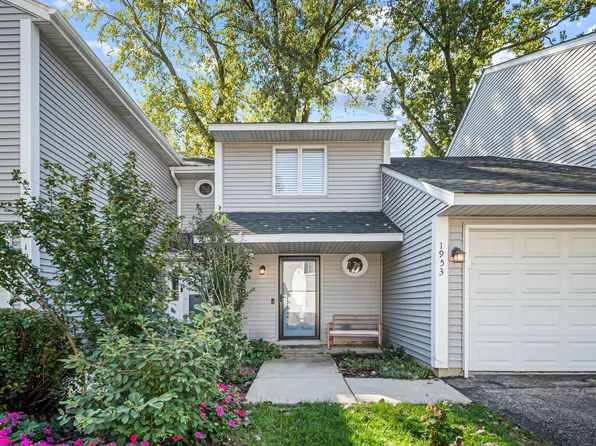 1953 Charles Ln, Aurora, IL 60505