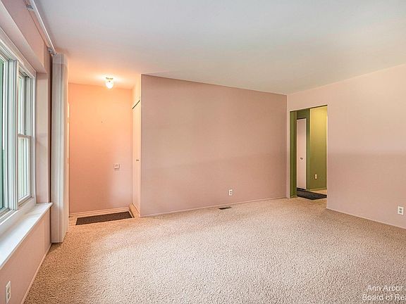 5th image of 454 Evergreen Dr