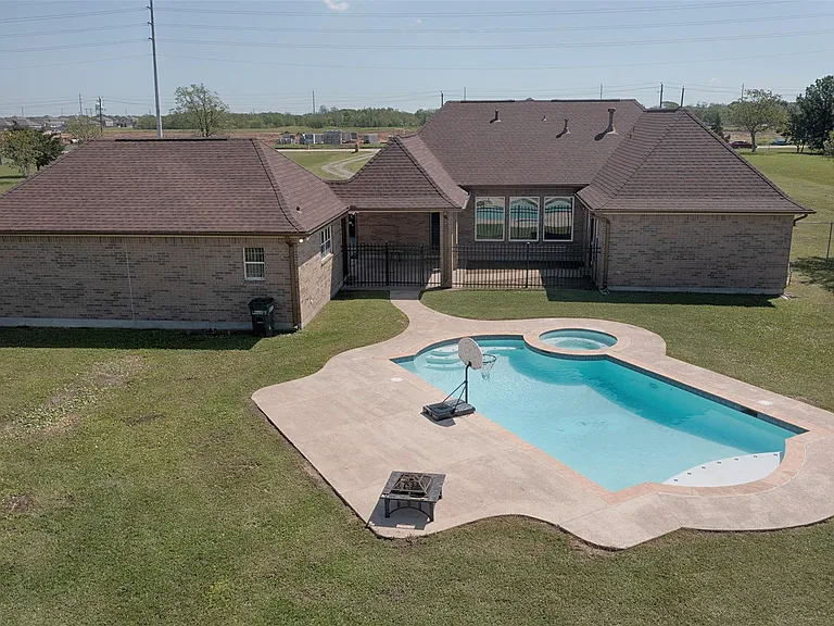 5722 Delany Rd — Photo 1