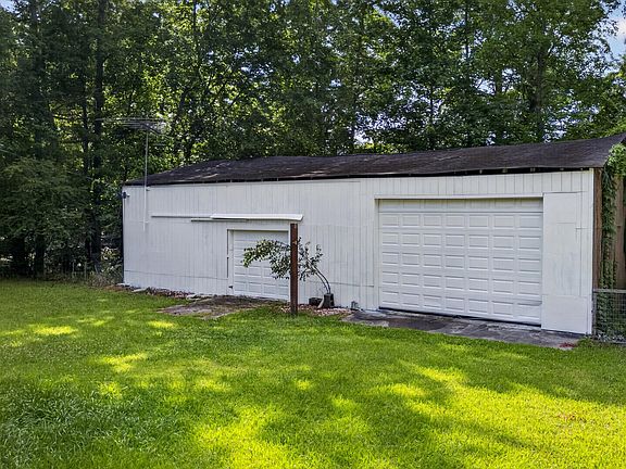3rd image of 221 Forest Cir