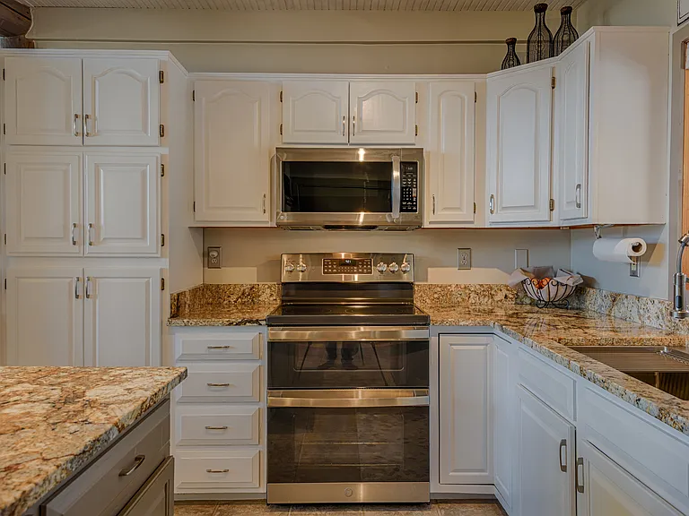 525 Park Ln — Photo 3