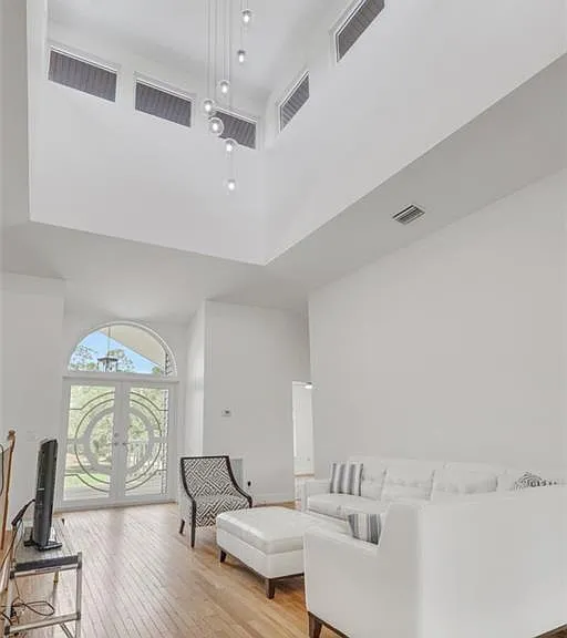 880 18th St NE — Photo 4
