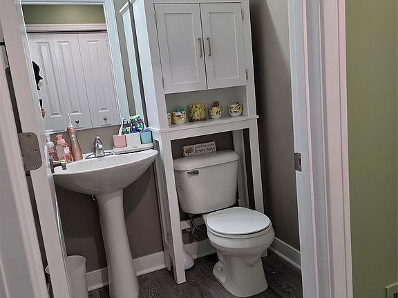 5th image of 683 Goldfinch Ln