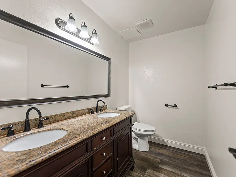 248 E Buckthorn St — Photo 10