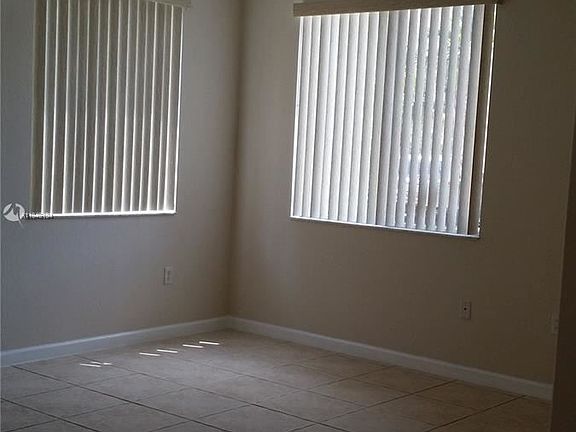 4th image of 2719 SE 15th Pl #158