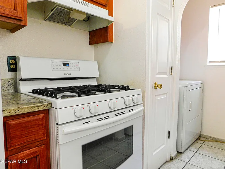 726 Medina St — Photo 13