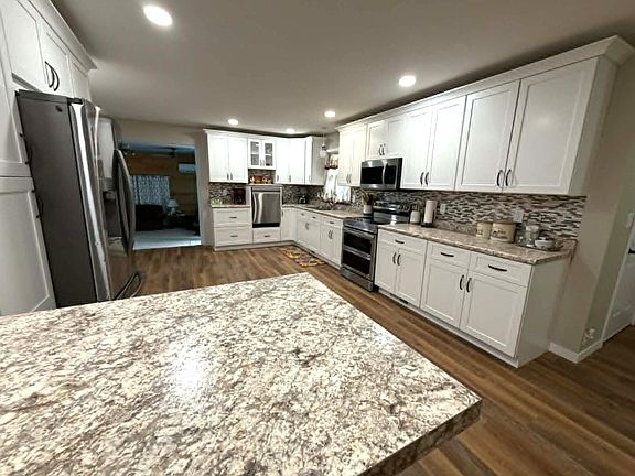 4th image of 323 W 10th St