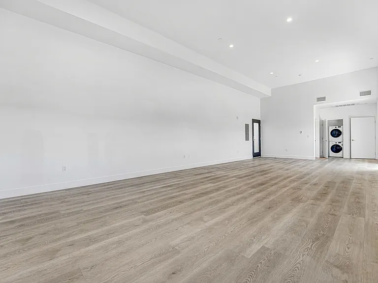 11700 Magnolia Blvd #211 — Photo 2