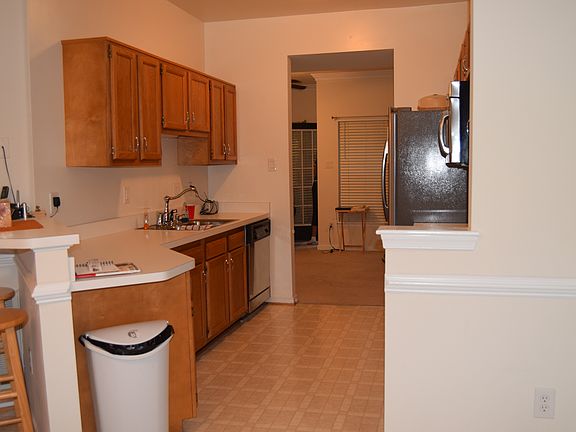 3rd image of 2951 Queensland Dr