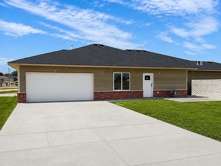 448 S Longbranch Dr — Photo 1