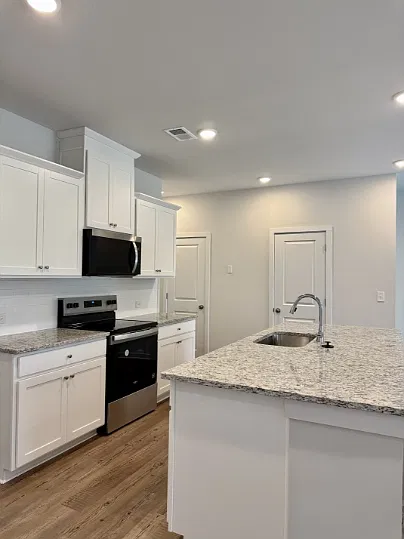 1004 Sutherland Ln — Photo 4