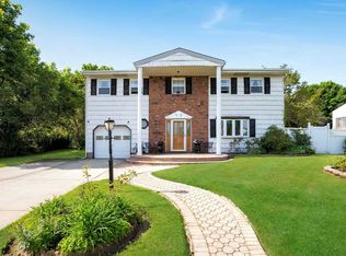 12 Melody Ln, Amityville, NY 11701