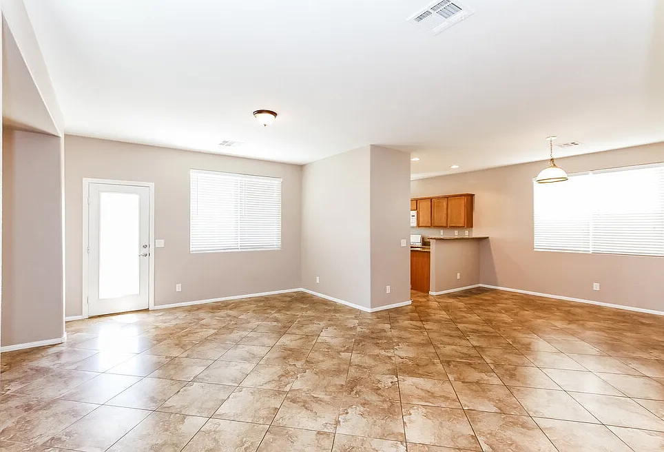 3 bed, 2.5 bath, 1936 sqft, $2,320 — Photo 2