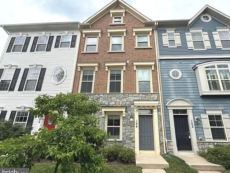 104 Vanguard Ln — Photo 1