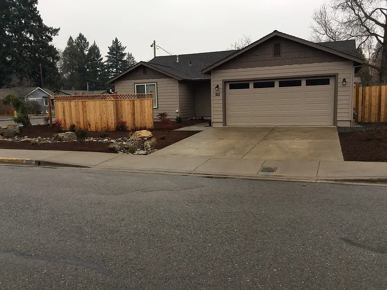 603 SW Leonard St — Photo 1