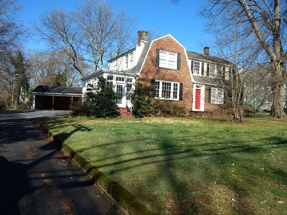 SH054-703 N Lafayette Street