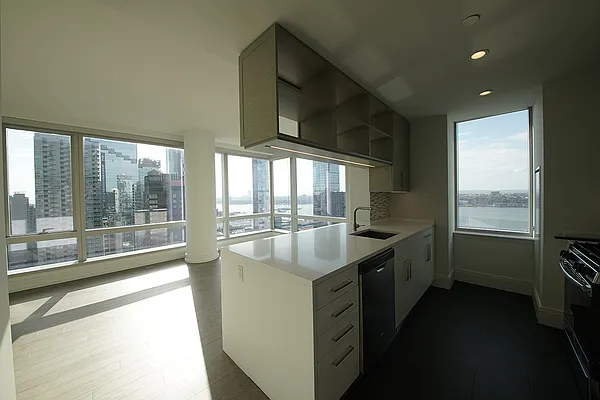 Rented by Extell Marketing Group LLC | media 21