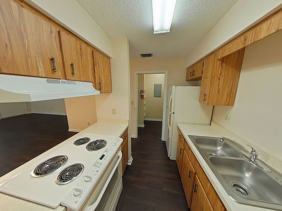 5th image of 720 NE 30th Ave Unit J