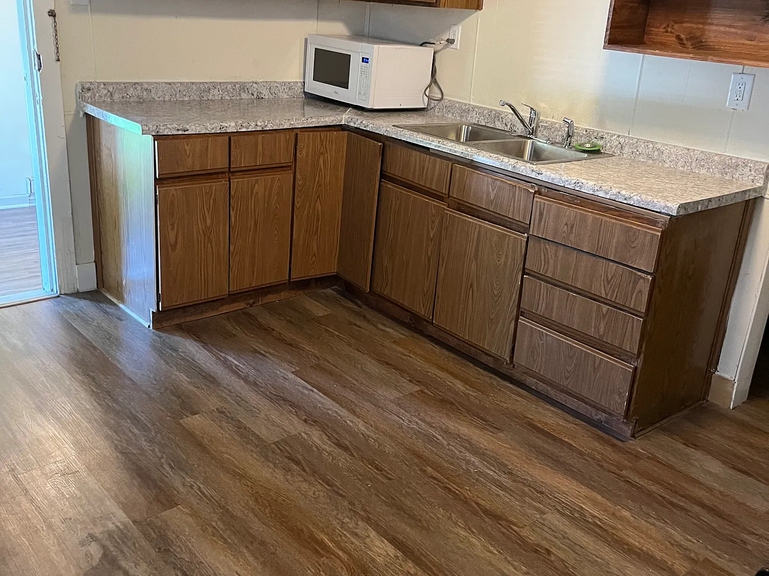 3 bed, 1000 sqft, $1,975 — Photo 3