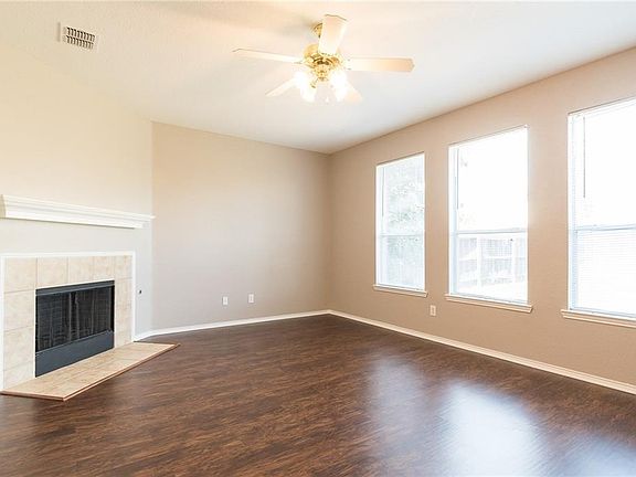 5th image of 924 Wood Brook Dr