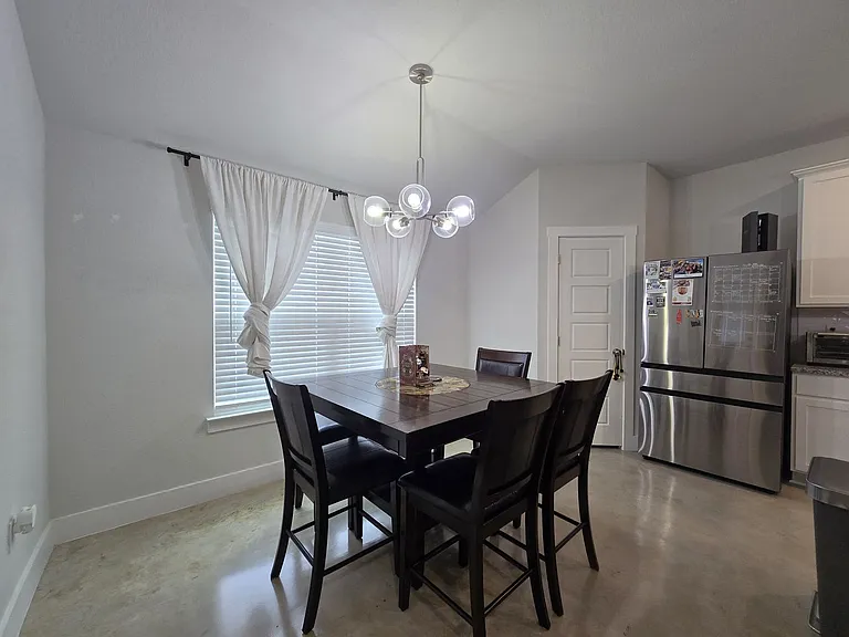 1051 Lexington Dr — Photo 7