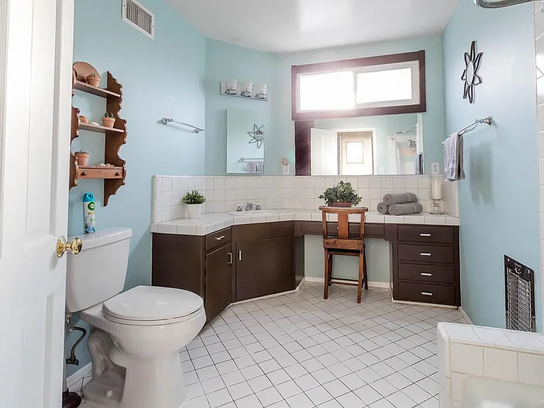 15424 Vose St — Photo 23