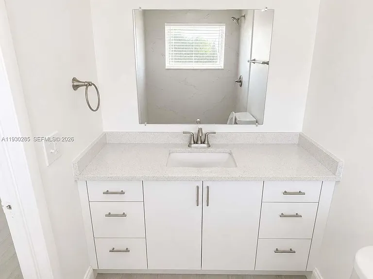 749 SE 15th St #10 — Photo 7