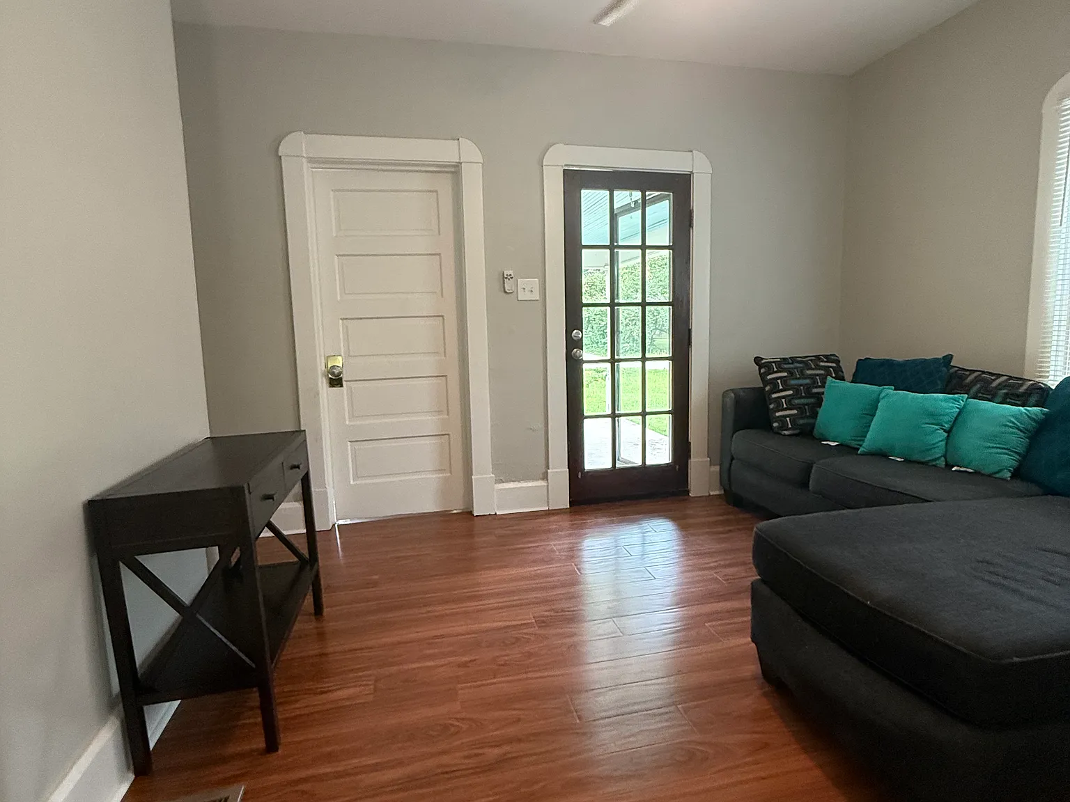 4 bed, 1100 sqft, $2,400 — Photo 2