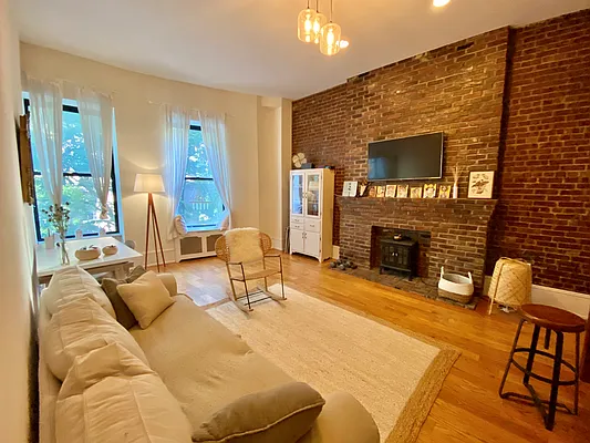 Rented by NY Living Solutions | media 22