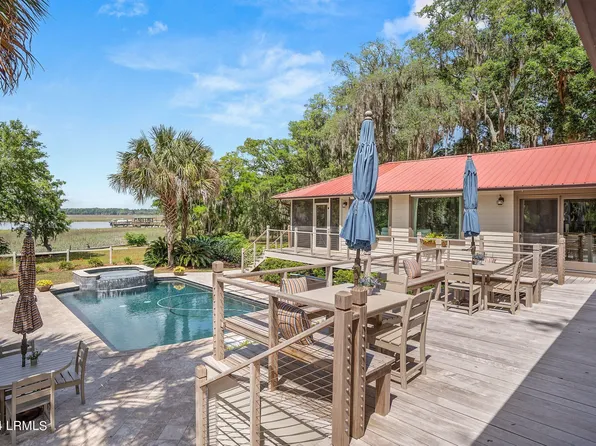 25 Creekside Ln, Saint Helena Island, SC 29920