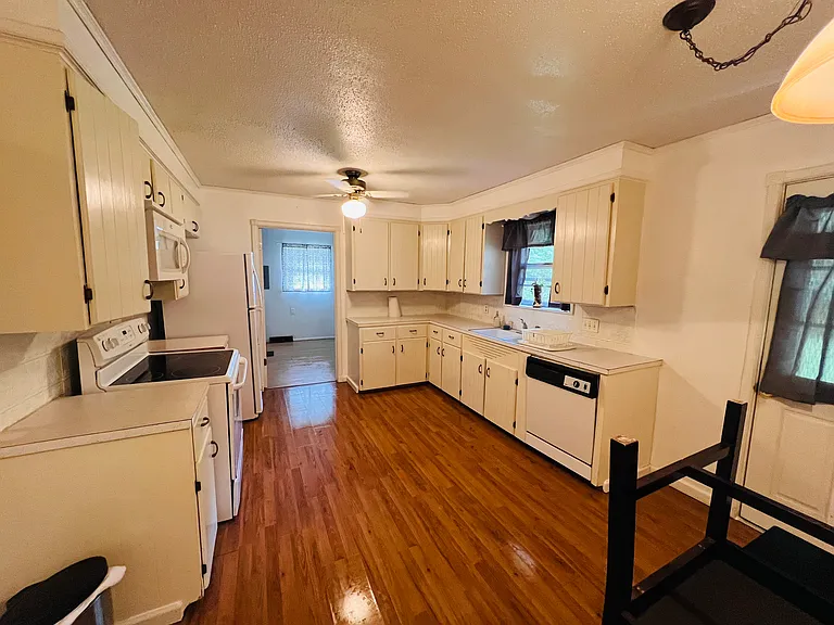502 Meadowmere St — Photo 10