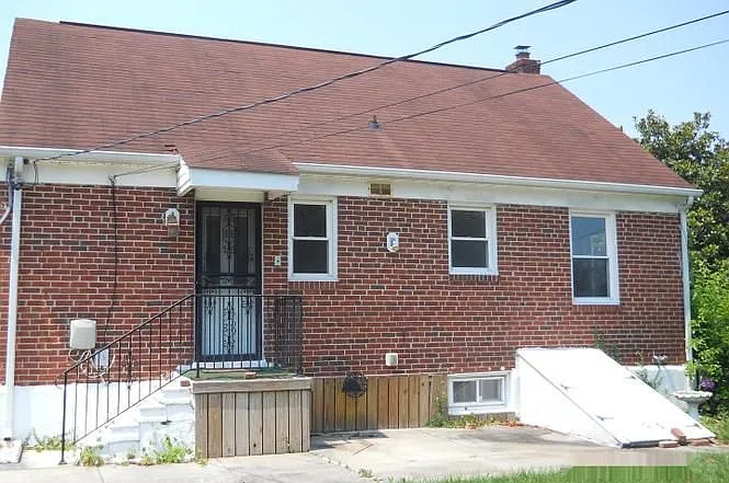Spacious 5 BD / 2 BA Historic District Home in Lochearn | Freshly Renovated! — Photo 2
