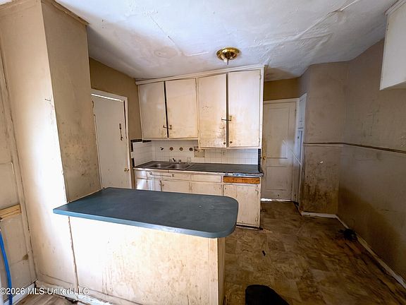 2nd image of 2032 Willow Way