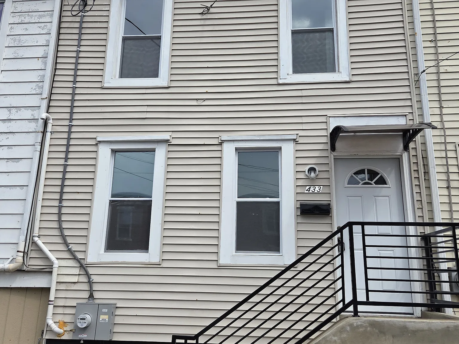 3 bed, 1250 sqft, $1,900 — Photo 1