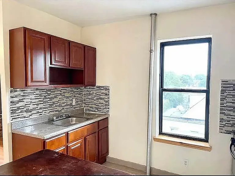 270 E 31st St #2C — Photo 1