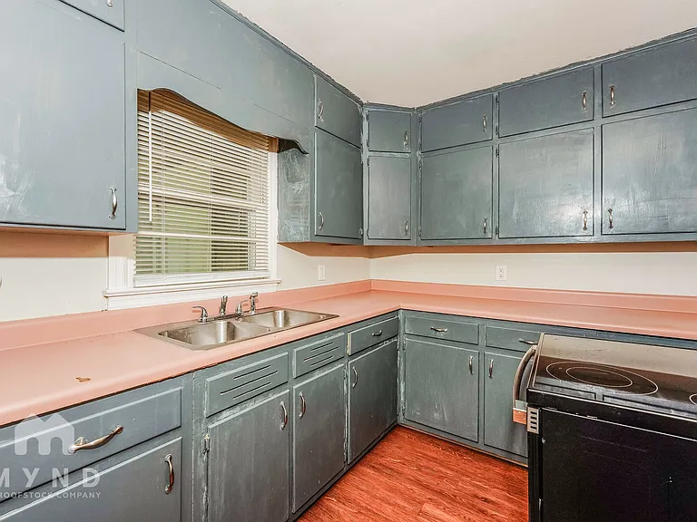 924 Parkway Dr — Photo 8