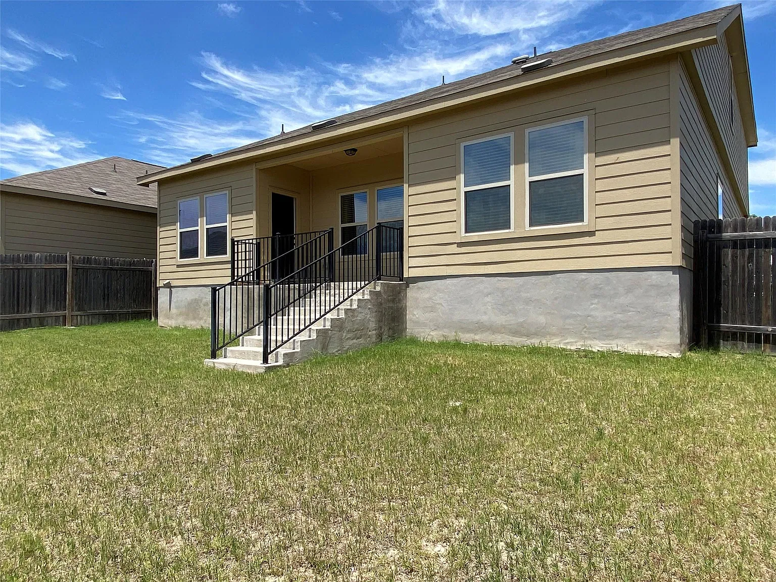 4 bed, 2.5 bath, 2806 sqft, $2,100 — Photo 4