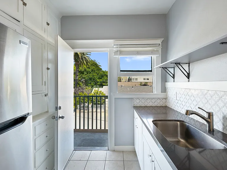 244 Gaviota Ave — Photo 9