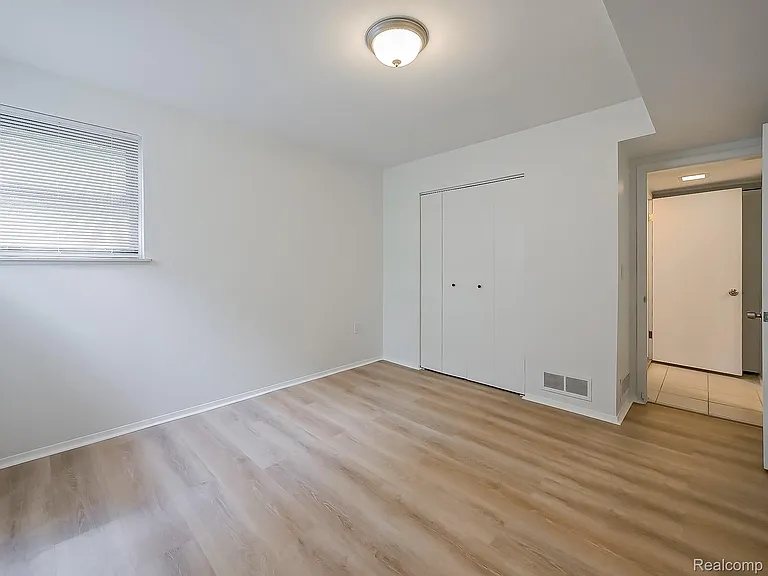 7580 Thornwood St — Photo 56