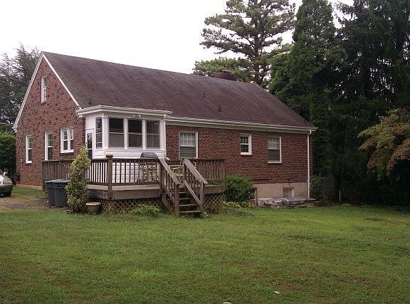 3rd image of 913 Jefferson Cir