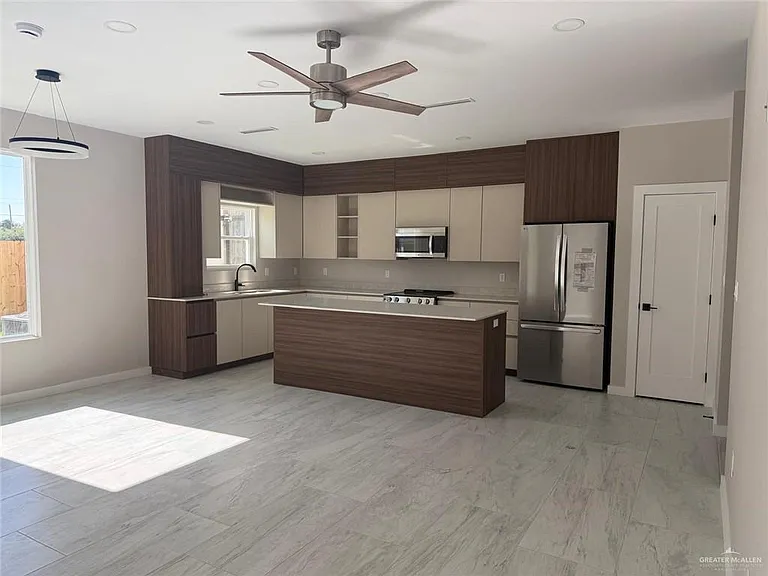 2222 Corales St — Photo 4