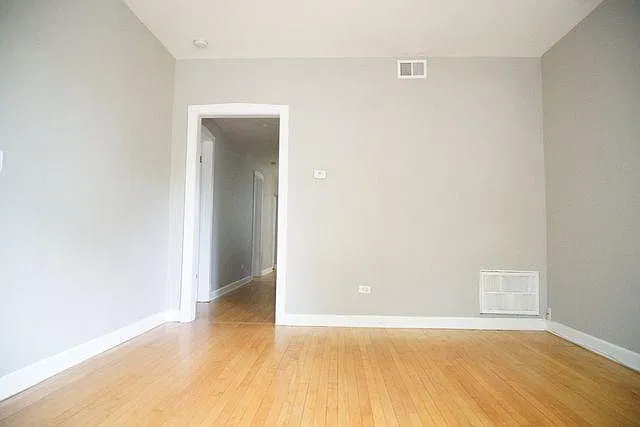 2819 N Springfield Ave — Photo 2